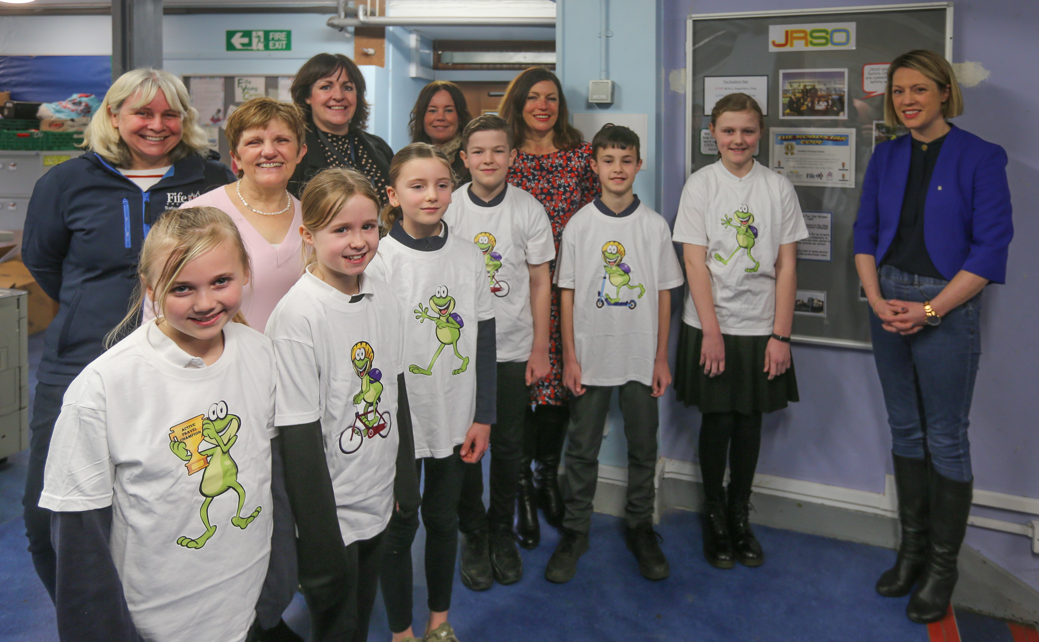 Pupils from Carleton Primary School with Jenny Gilruth, Cllr Cara Hilton and Cllr Judy Hamilton